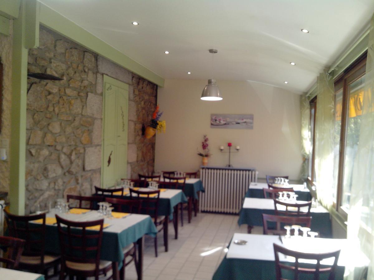 Hotel Restaurant Du Velay Le Chambon-sur-Lignon Exteriör bild