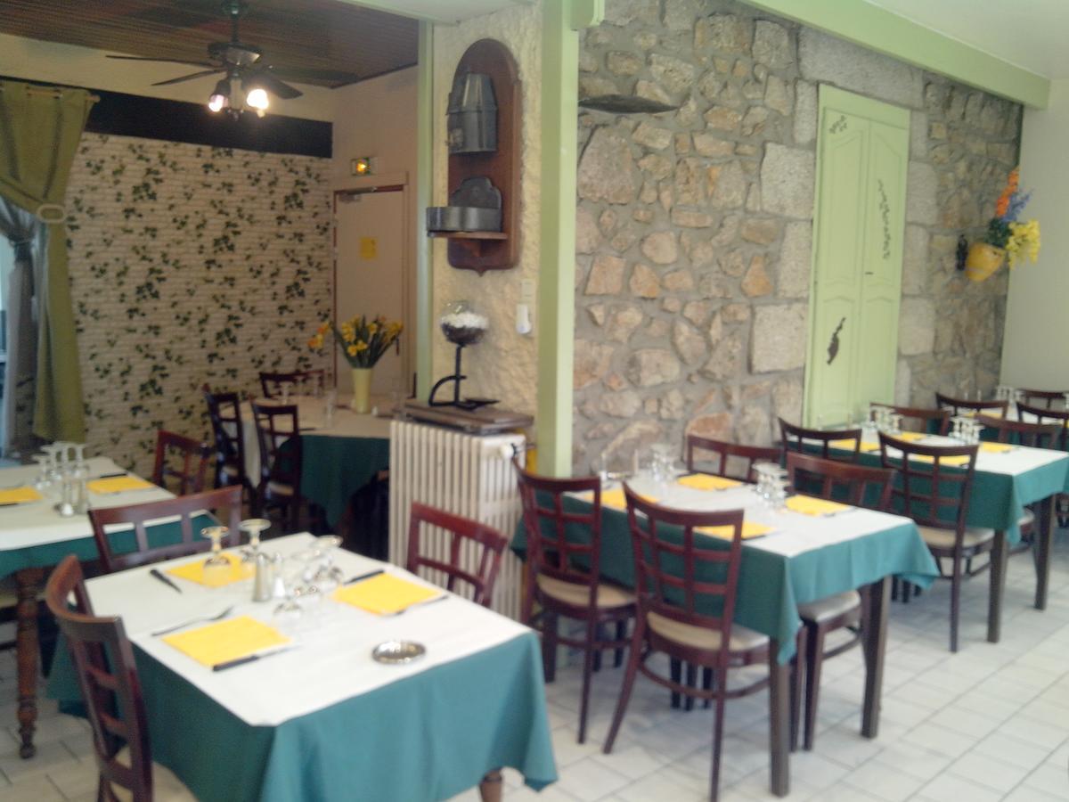 Hotel Restaurant Du Velay Le Chambon-sur-Lignon Exteriör bild